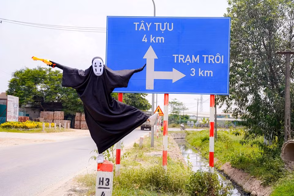 Chia sẻ về bộ ảnh trên, Khắc Hiển người cầm máy chụp bộ ảnh trên bày tỏ: "Khi chụp bộ ảnh này, người qua đường rất hứng thú và muốn lại gần chụp ảnh check in cùng bọn mình. Trẻ nhỏ cũng không thấy sợ, chắc có lẽ bởi dáng đi ẻo lả, "nhây nhây" của bạn diễn Vô Diện...