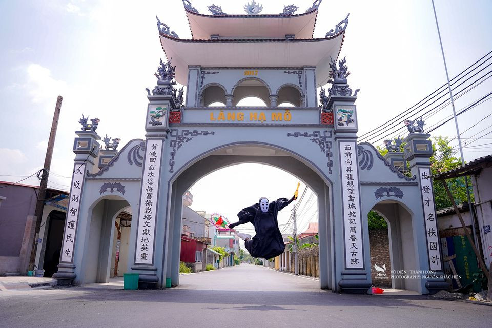 Vốn là một nhân vật hoạt hình được yêu thích, fans hâm mộ Vô Diện được dịp thích thú khi anh chàng Thành Long (Design và nhiếp ảnh tự do, Hà Nội) vào vai nhân vật này rất nhập tâm, "diễn sâu" hết mình với 1001 kiểu pose dáng.