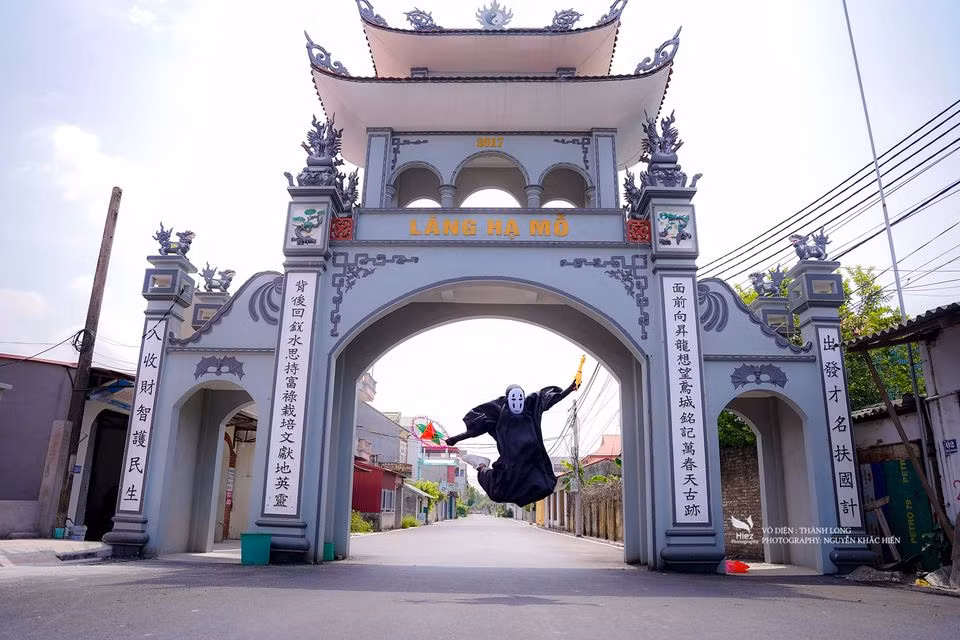 Vốn là một nhân vật hoạt hình được yêu thích, fans hâm mộ Vô Diện được dịp thích thú khi anh chàng Thành Long (Design và nhiếp ảnh tự do, Hà Nội) vào vai nhân vật này rất nhập tâm, "diễn sâu" hết mình với 1001 kiểu pose dáng.