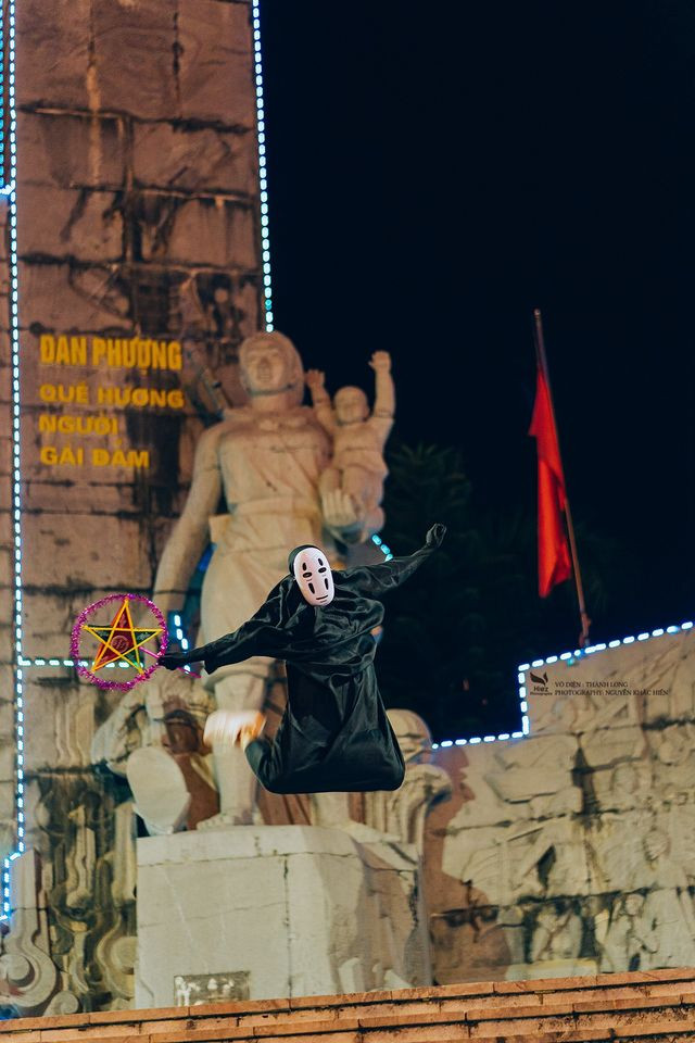 Cùng ngắm nghía qua 1001 cách pose dáng siêu lầy lội của anh chàng Vô Diện đi đón Trung Thu sớm tại huyện Đan Phượng.