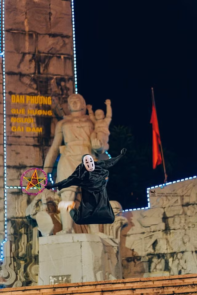 Cùng ngắm nghía qua 1001 cách pose dáng siêu lầy lội của anh chàng Vô Diện đi đón Trung Thu sớm tại huyện Đan Phượng.