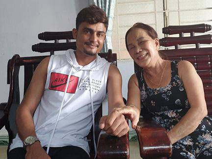 Để đập tan nghi vấn đó, mới đây cô dâu 65 tuổi Nguyễn Thị Hoa đã đăng tải nhiều hình ảnh chồng trẻ 24 tuổi đi làm thợ hồ rất vất vả giữa trời nắng nóng.