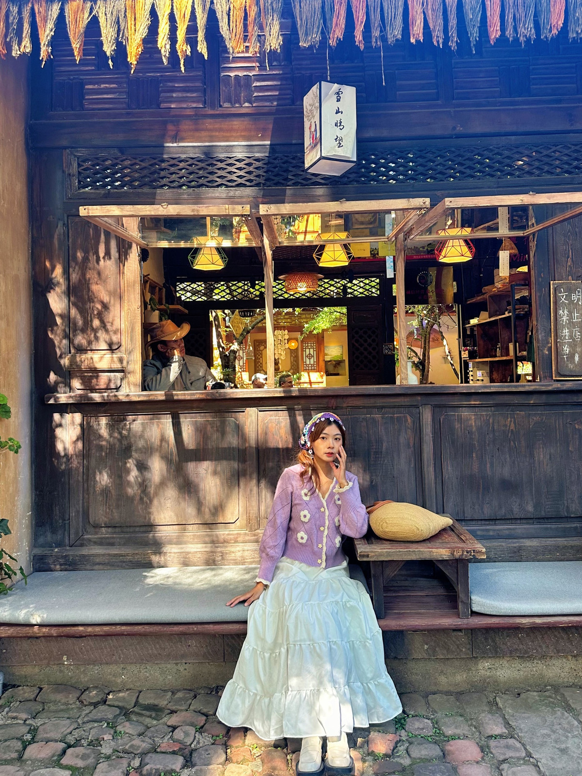 Bản thân La Mộc cũng có những thay đổi đáng kể. Từ một người không bao giờ động đũa vào cá, giờ đây, cô có thể ăn món này mỗi ngày. Bởi lẽ, ở đảo toàn hải sản, có trứng và thịt lợn nhưng đi chợ khoảng 9h sáng là mọi người đã mua hết sạch.