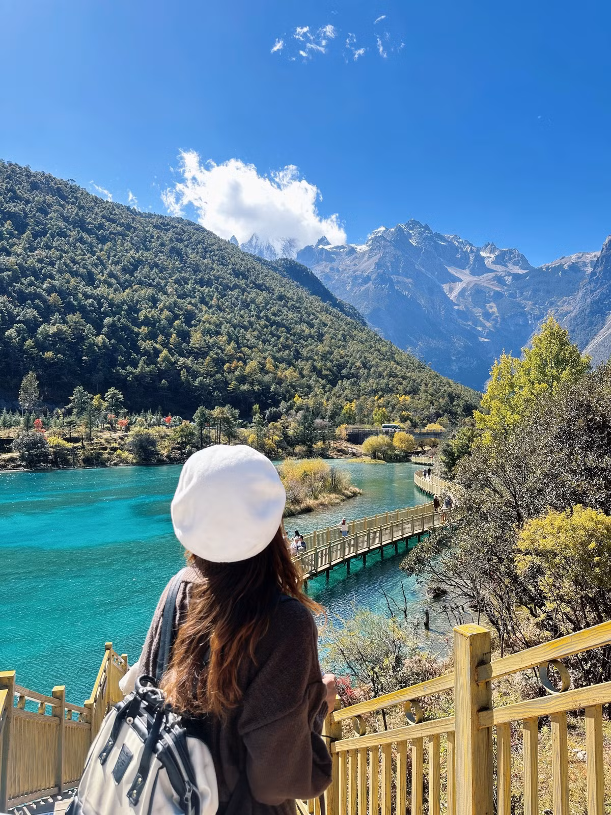 Càng ở lâu trên đảo, La Mộc càng thấy mình hợp với biển. Năng lượng ở đây làm cô thấy nhẹ nhõm và yên bình đến nỗi ao ước có thể dọn ra đây sống hẳn. Dù bị say sóng, cô nàng rất ham vui. Ở đảo có mô hình tour trải nghiệm nào, cô đều háo hức thử, trong đó có câu mực đêm.