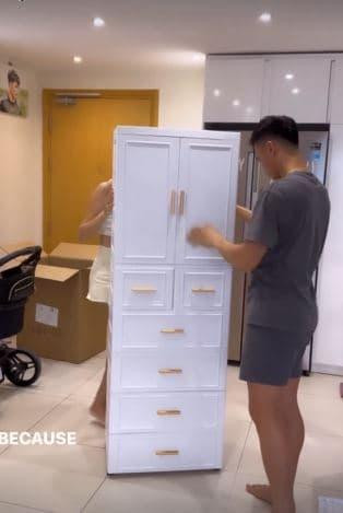 Ở nhà, Dianka mặc quần short và áo hai dây năng động. Nhiều người hết lời khen "mẹ bỉm sữa" vì nhanh về dáng sau sinh.