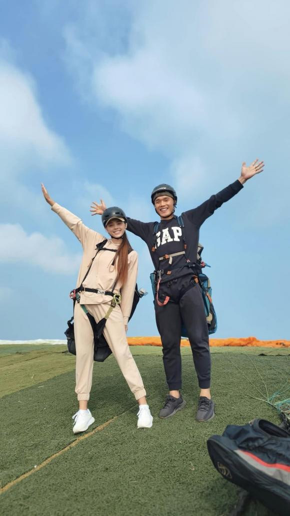 Là một trong những cặp đôi được yêu thích nhất làng bóng đá Việt, cuộc sống của Bùi Tiến Dũng và bà xã Tây luôn nhận được sự quan tâm đông đảo của người hâm mộ.