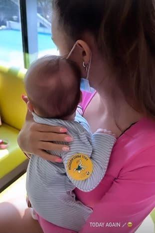 Ở tuổi 26, thủ môn Bùi Tiến Dũng có cuộc sống hạnh phúc bên vợ Tây Dianka. Cặp đôi đón thiên thần nhỏ cách đây không lâu. Tuy nhiên, cặp đôi vẫn muốn đợi con cứng cáp hơn mới khoe mặt.