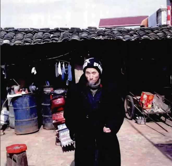 Với thần thái không thua kém gì người mẫu, diễn viên điện ảnh, Trình Quốc Vinh được mời tham gia hoạt động quảng cáo, biểu diễn thương mại để kiếm tiền nuôi bản thân và 2 con.