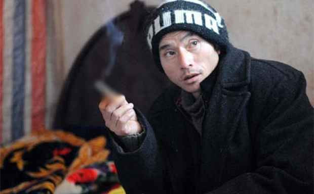 Sau đó, chàng ăn mày hot nhất MXH - Trình Quốc Vinh biến mất khỏi mạng xã hội, tiếp tục lang bạt với vẻ ngoài già đi trông thấy.