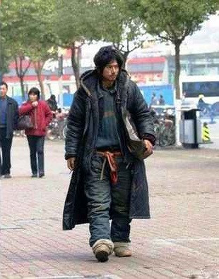 Anh chàng ăn mày này khiến nhiều người bất ngờ bởi dù diện quần áo lôi thôi, đầu tóc rối bù nhưng vẫn toát lên vẻ điển trai, nam tính.