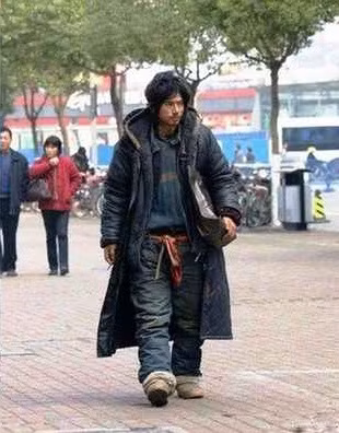 Anh chàng ăn mày này khiến nhiều người bất ngờ bởi dù diện quần áo lôi thôi, đầu tóc rối bù nhưng vẫn toát lên vẻ điển trai, nam tính.