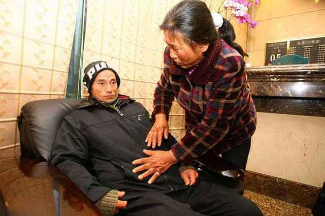 Trình Quốc Vinh để lại 2 con trai của mình cho người em trai chăm sóc, bỏ đi lang thang và trở thành ăn mày, mất liên lạc hoàn toàn với gia đình.