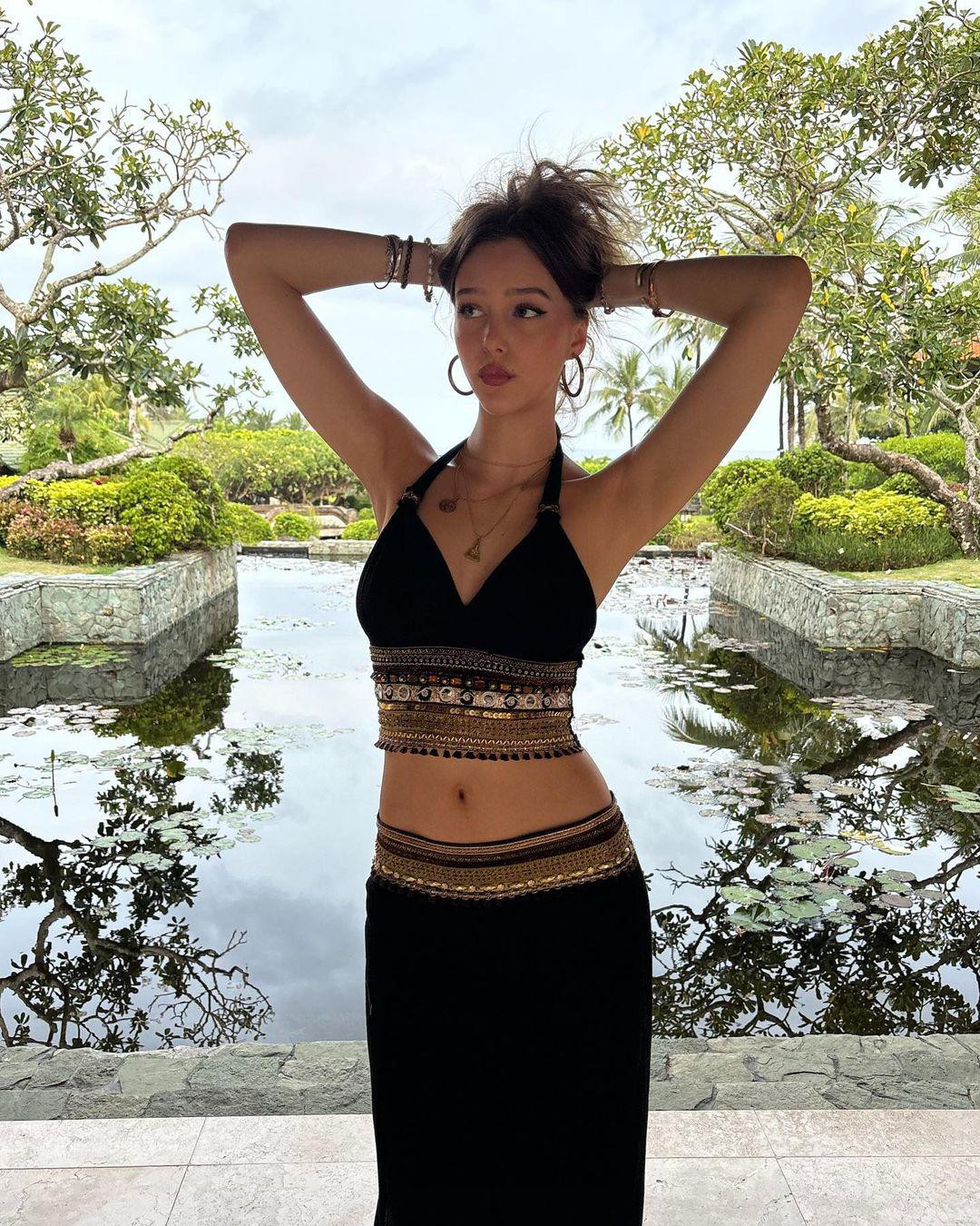 Havanna Winter hướng tới sự cá tính, gợi cảm trong gu thời trang của mình. Người đẹp cảm thấy thoải mái, tự tin hơn khi diện những trang phục khoe vòng 1, tôn vòng 2 săn chắc, lộ rõ cơ bụng.