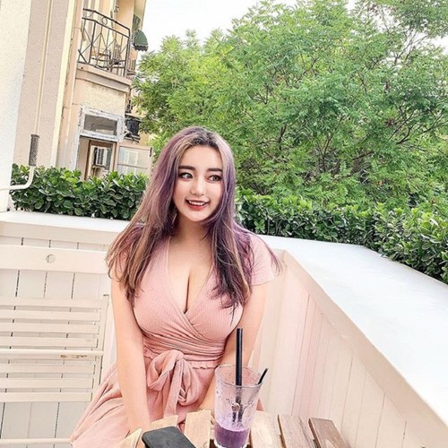 Rebecca còn là Travel Blogger và Fashion Blogger nổi tiếng, sở hữu lượng fan "khủng" trên Facebook, Instagram.