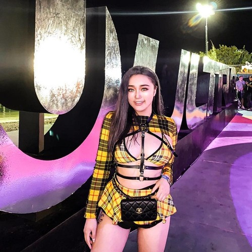 Rebecca Liu đầy thu hút trong thiết kế váy ôm nhẹ nhàng.