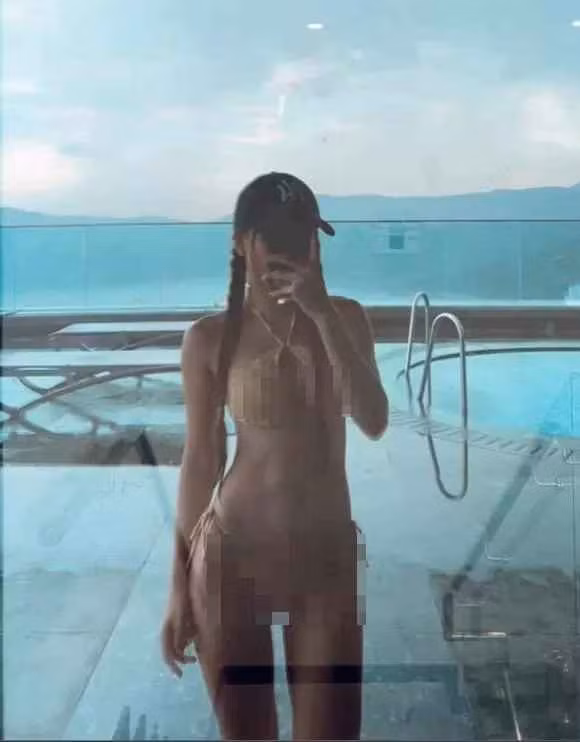 Dù chẳng có tấm hình chụp chung nào nhưng chỉ cần nhìn bối cảnh, ai cũng biết Văn Lâm và Yến Xuân đang du hí cùng nhau.