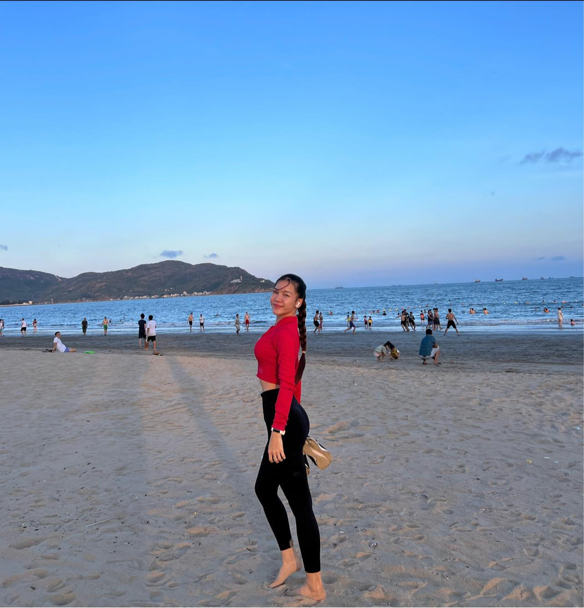 Bởi vậy, dù cao 1m64 nhưng trông cô lúc nào cũng lùn. Việc không có ngoại hình khiến Yến Xuân từng bị từ chối khi xin việc.