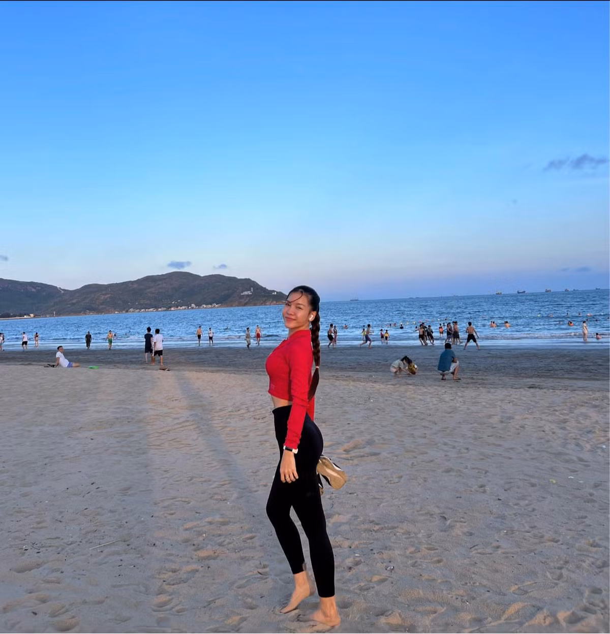 Bởi vậy, dù cao 1m64 nhưng trông cô lúc nào cũng lùn. Việc không có ngoại hình khiến Yến Xuân từng bị từ chối khi xin việc.