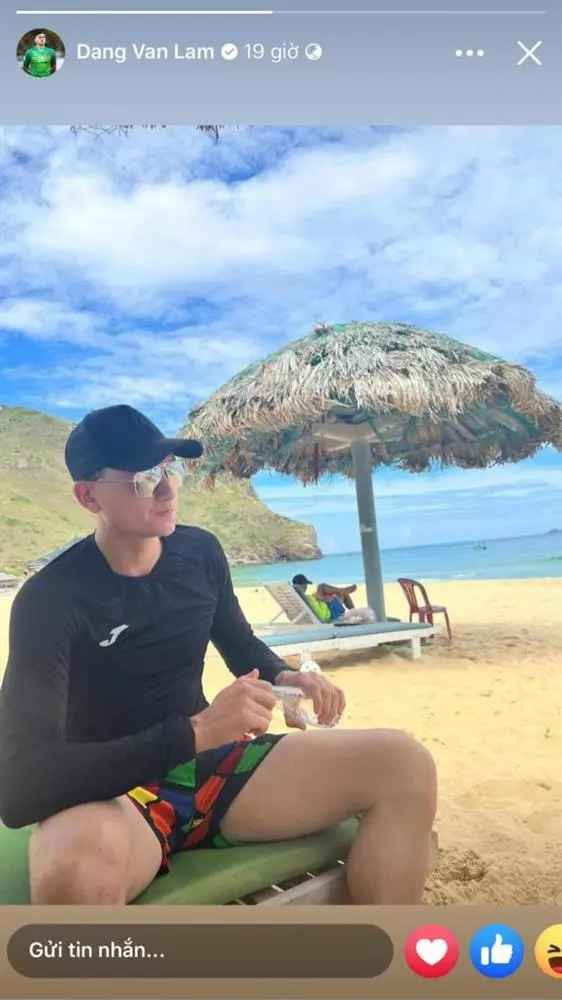 Cách đây 2 ngày, nữ PT Yến Xuân - bạn gái thủ môn Đặng Văn Lâm đã lặn lội từ Sài Gòn ra Bình Định cổ vũ bạn trai thi đấu.