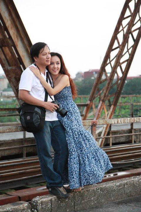 Ở phần bình luận bài đăng, ngoài khen ngợi nhan sắc lão hóa ngược của Hoài Anh, ngoại hình trẻ trung của ông xã nữ MC cũng gây chú ý không kém.