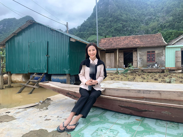 Năm cuối đại học, Quỳnh Hoa đã có cơ hội được thu âm cho một tổng đài điện thoại tại trường quay của Trung tâm truyền hình thời tiết và cảnh báo thiên tai.