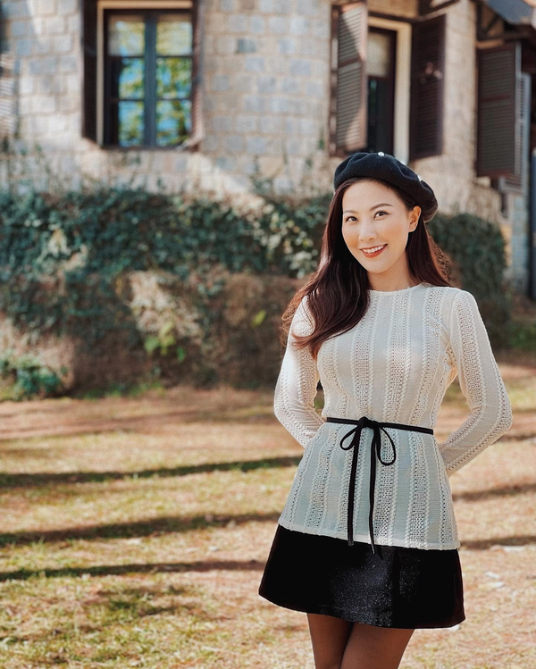 Đặc biệt, cô có thể biến hóa đa dạng trong phong cách thời trang. Nếu trên đài, Quỳnh Hoa gắn liền với những bộ trang phục công sở thanh lịch, duyên dáng thì những hình ảnh cô nàng đăng tải trên mạng xã hội lại gây ấn tượng bởi sự đáng yêu, ngọt ngào, đôi khi là quyến rũ, gợi cảm.