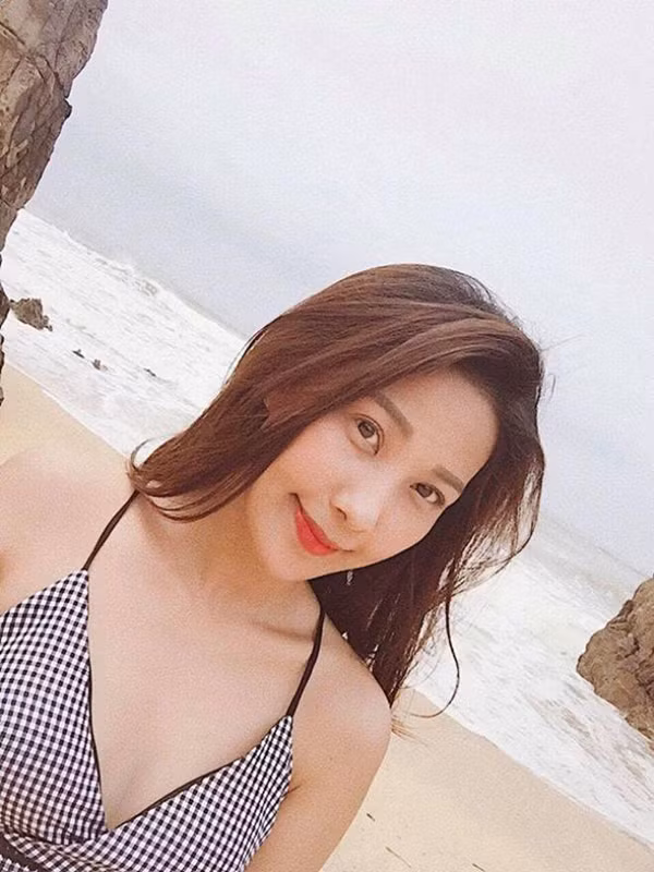 Cuộc sống ngày thường của Quỳnh Hoa cũng vô cùng “chanh sả”. Nếu theo dõi trang cá nhân của nữ MC, sẽ thấy Quỳnh Hoa thường xuyên check in sân golf - môn thể thao được cho là dành riêng cho giới thượng lưu cùng nhiều địa điểm du lịch xa hoa khác.