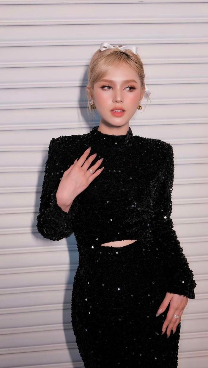 Trong một lần nhuộm tóc sáng, phần lông mày cùng màu đã khiến gương mặt Xoài Non trông "Tây" và giống búp bê hơn.