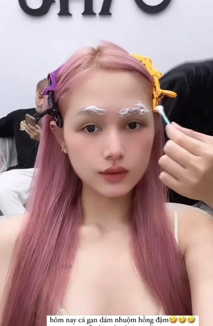 Quyết định nhuộm tóc màu hồng nên Xoài Non cũng biến lông mày thành màu hồng.