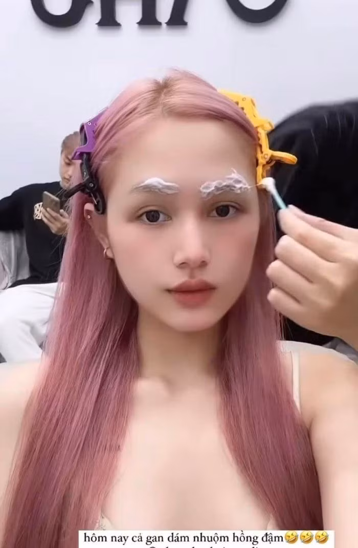 Quyết định nhuộm tóc màu hồng nên Xoài Non cũng biến lông mày thành màu hồng.