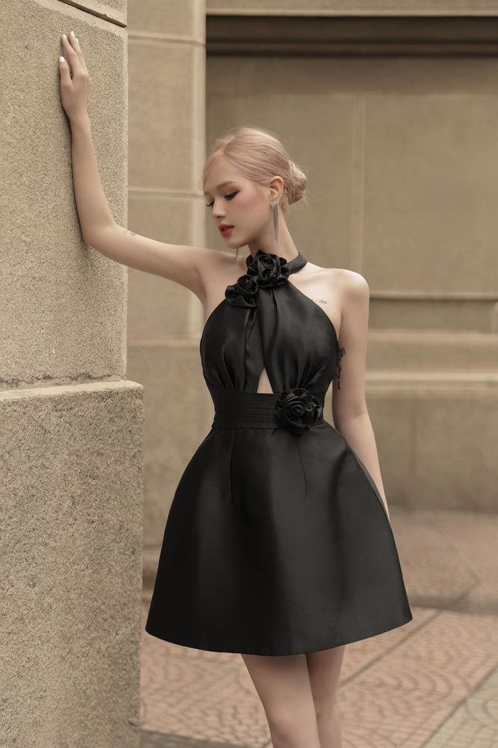 Đây không phải lần đầu tiên Xoài Non nhuộm tóc mày tệp với màu tóc. Trước đó, cô nàng đã khiến khán giả quen thuộc với những màu tóc sáng và lông mày cùng màu, trông rất thời trang.