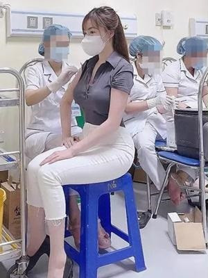 Ngày 15/7, Âu Hà My khoe hình ảnh đi tiêm vaccine Covid-19. Tiết lộ về tình trạng sức khỏe sau tiêm nữ giảng viên cho biết, cơ thể hơi phờ phạc nhưng vẫn ăn khỏe.