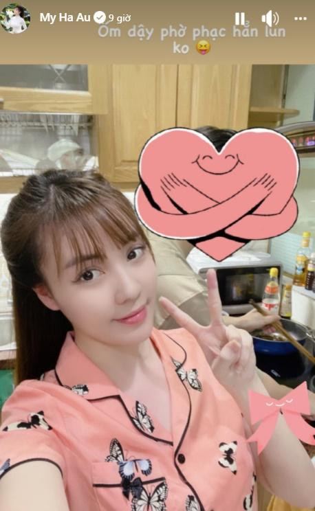 Đính kèm là hình ảnh cô giáo hot girl selfie trong nhà bếp cùng "ai đó". Người này đang đứng nấu nướng, nhưng đã bị Âu Hà My cố tình che mặt.