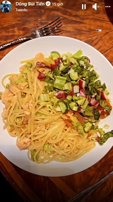 Người này không ai khác chính là bạn gái Bùi Tiến Dũng là Dianka Zakhidova. Cô mặc một bộ đồ ngắn ở nhà, đang đứng chuẩn bị đồ ăn, trong khi chàng cầu thủ nhàn hạ nằm xem tivi.