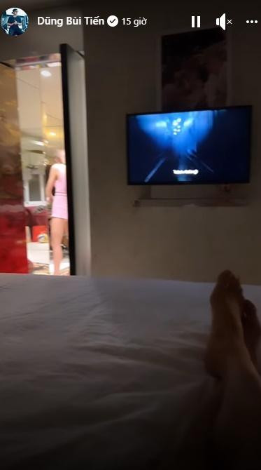 Mới đây, Bùi Tiến Dũng hào hứng chia sẻ đoạn clip ngắn trên story Facebook, vô tình để lộ chuyện đang sống chung cùng bạn gái mẫu Tây - Dianka Zakhidova.