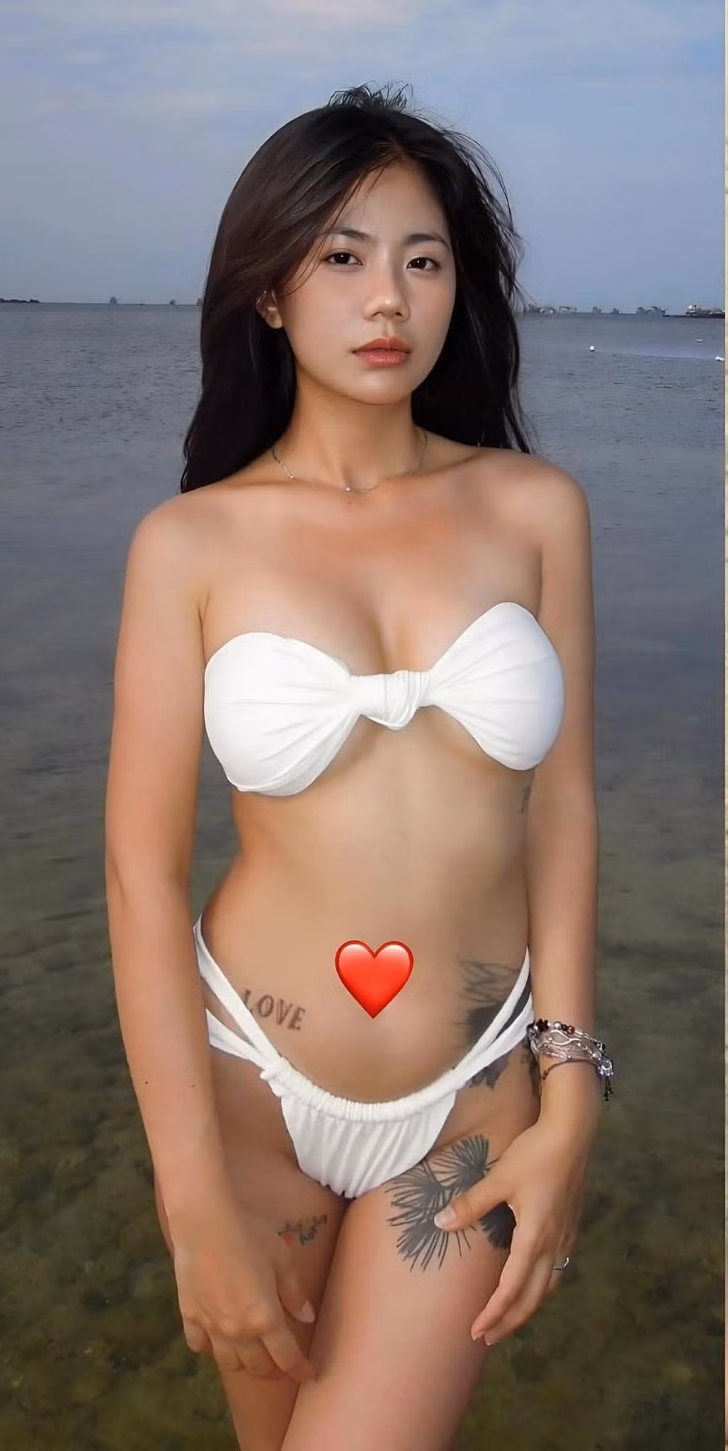 Thường xuyên đăng tải những video hài hước, Thảo da ua hay được biết tới với kênh TikTok "Bé Mèo Nhỏ Mít Ướt" khiến nhiều người bất ngờ với phong cách gợi cảm này.