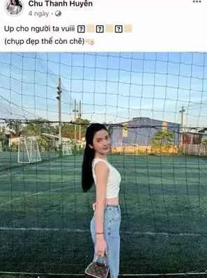 Thanh Huyền đăng tải khoảnh khắc khoác tay, tựa vai ai đó cực tình tứ trong ô tô. Dù không để lộ mặt người ấy nhưng ai nhìn vào cũng đoán ngay đó là Quang Hải.