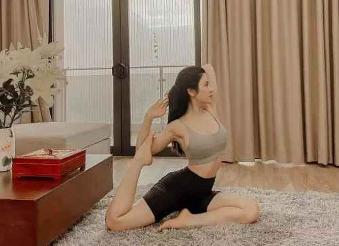 Thanh Huyền sở hữu gương mặt xinh đẹp, body quyến rũ, làn da trắng trẻo.