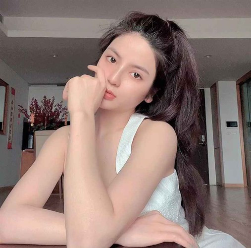 Ngoài ra, Chu Thanh Huyền chăm chỉ đăng ảnh và úp mở nhiều về người ấy.