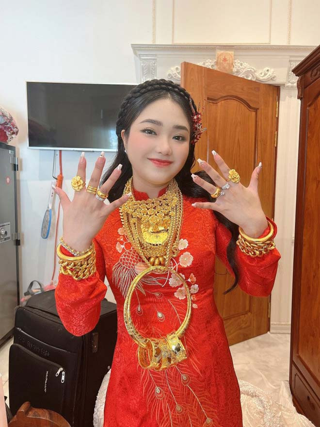 Mạng xã hội từng chứng kiến nhiều trường hợp các cô dâu khoe được tặng vàng trong ngày cưới con số ước tính lên tới cả cân.