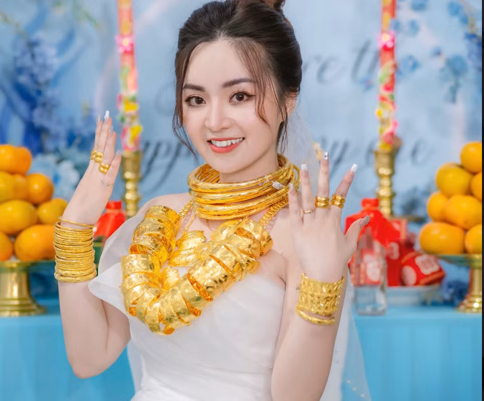 Chứng kiến hình ảnh trên của cặp đôi trẻ, nhiều người chúc phúc cho hai vợ chồng vì đã có đám cưới trọn vẹn và niềm vui trong đêm tân hôn.