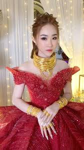 Vào ngày cười, không chỉ vàng, các cặp đôi còn được mọi người tặng quà là hiện vật, tiền, phong bì hoặc những món đồ sáng tạo, thú vị.