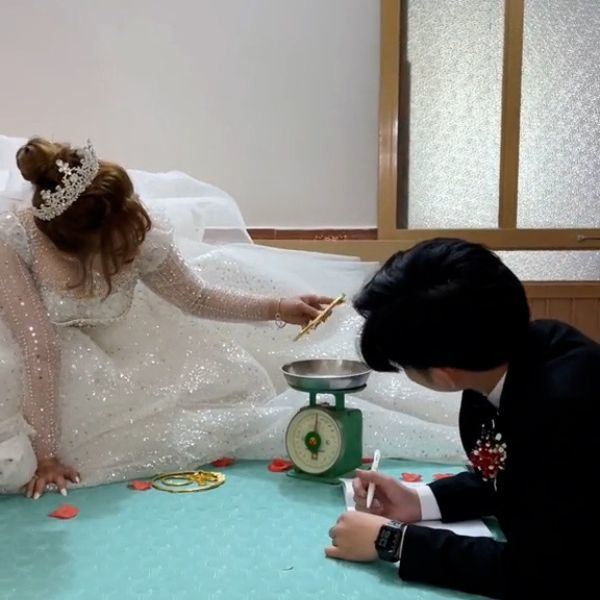 Bắt đầu màn trọng đại này, cô gái còn trêu chồng của mình là: "Anh ơi, bắt đầu khởi nghiệp".