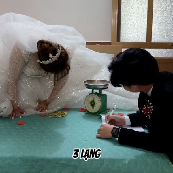 Chú rể thì có nhiệm vụ lấy giấy và bút ra ghi rõ số lượng vàng mà cô dâu cân được, còn về phía cô dâu, cô liên tục đọc rõ số vàng do ai tặng, bao nhiêu cân, từ mẹ chồng, mẹ vợ, anh em trong nhà, họ hàng,... đều được kiểm kê rõ ràng.