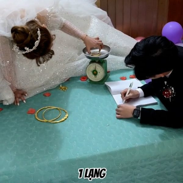 Nào là 3 lạng, 2 lạng, 1 lạng,... cộng lại cũng giúp cho cặp đôi có một khoản vàng lớn, không đếm xuể.