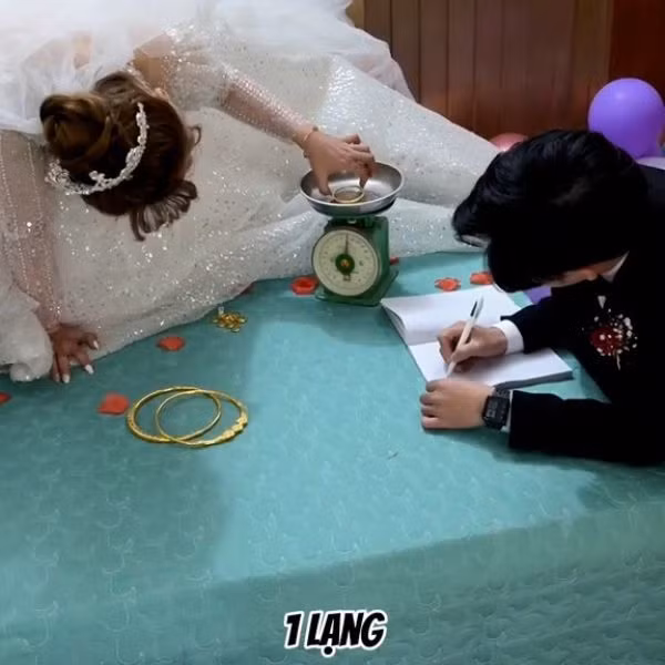 Nào là 3 lạng, 2 lạng, 1 lạng,... cộng lại cũng giúp cho cặp đôi có một khoản vàng lớn, không đếm xuể.