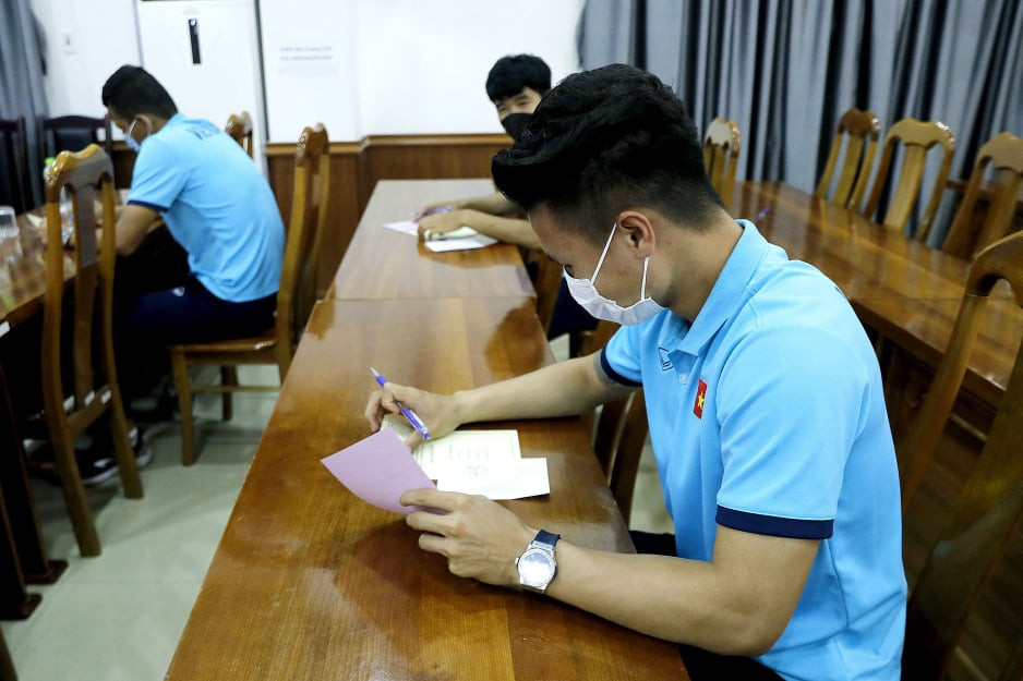 Các cầu thủ ĐT Việt Nam đều tỏ ra vô cùng nghiêm túc và trách nhiệm với tấm thẻ cử tri đi bầu cử của mình. Mọi thông tin đều được các tuyển thủ đọc kĩ càng.