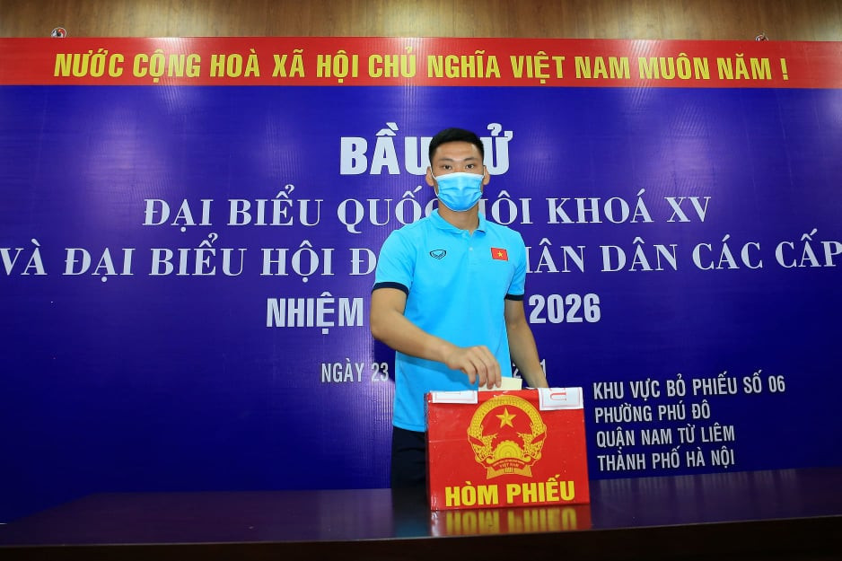Sau khi đọc và đưa ra lựa chọn đại biểu, các thành viên ĐT Việt Nam và U22 đã tự tay bỏ những tấm phiếu của mình và hòm phiếu được đặt tại LĐBĐ Việt Nam (VFF).