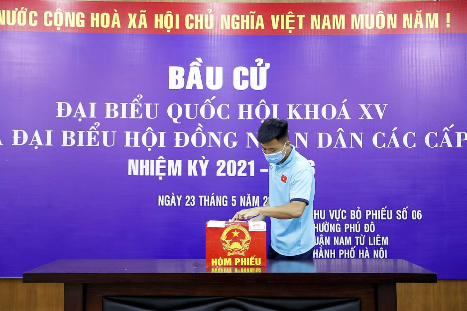 Trước đó, ngày 19/5, toàn bộ các cầu thủ đội tuyển Việt Nam đã hoàn thành mũi tiêm thứ 2 và cũng là mũi tiêm cuối cùng vaccine phòng COVID-19. Đây là sự ưu tiên của Chính phủ đối với thành viên các đội tuyển thể thao quốc gia chuẩn bị làm nhiệm vụ quốc tế.