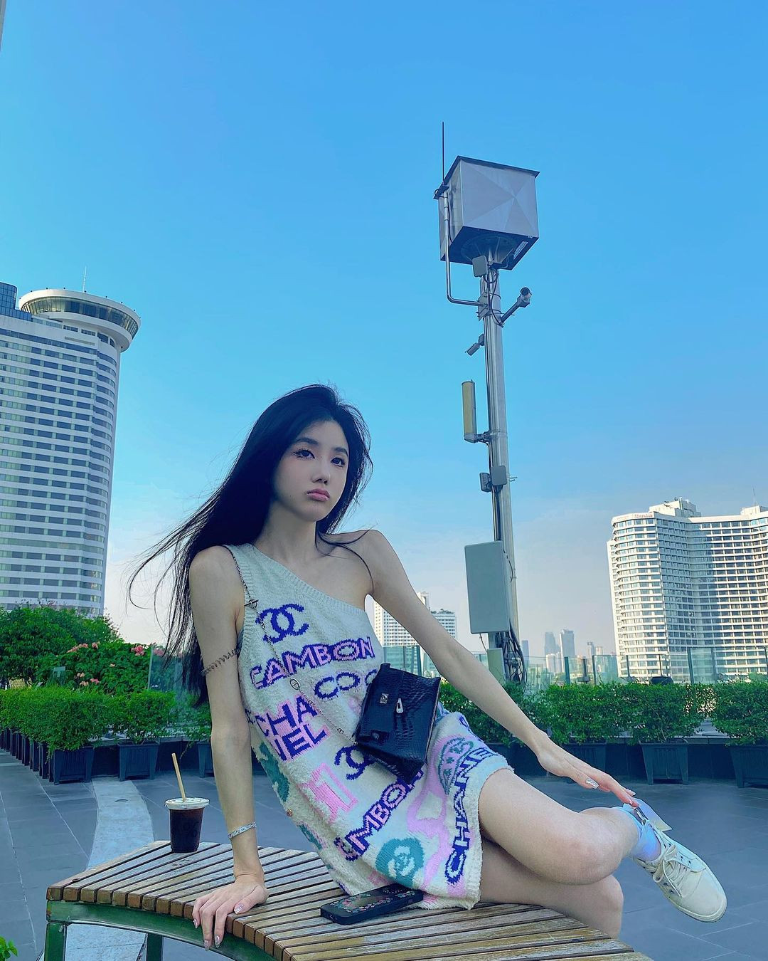 Mặc dù cô sở hữu khuôn mặt xinh đẹp nhưng thân hình thường bị cư dân mạng chê bai quá gầy gò.